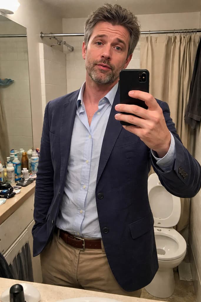 Bad bathroom selfie for online dating profile