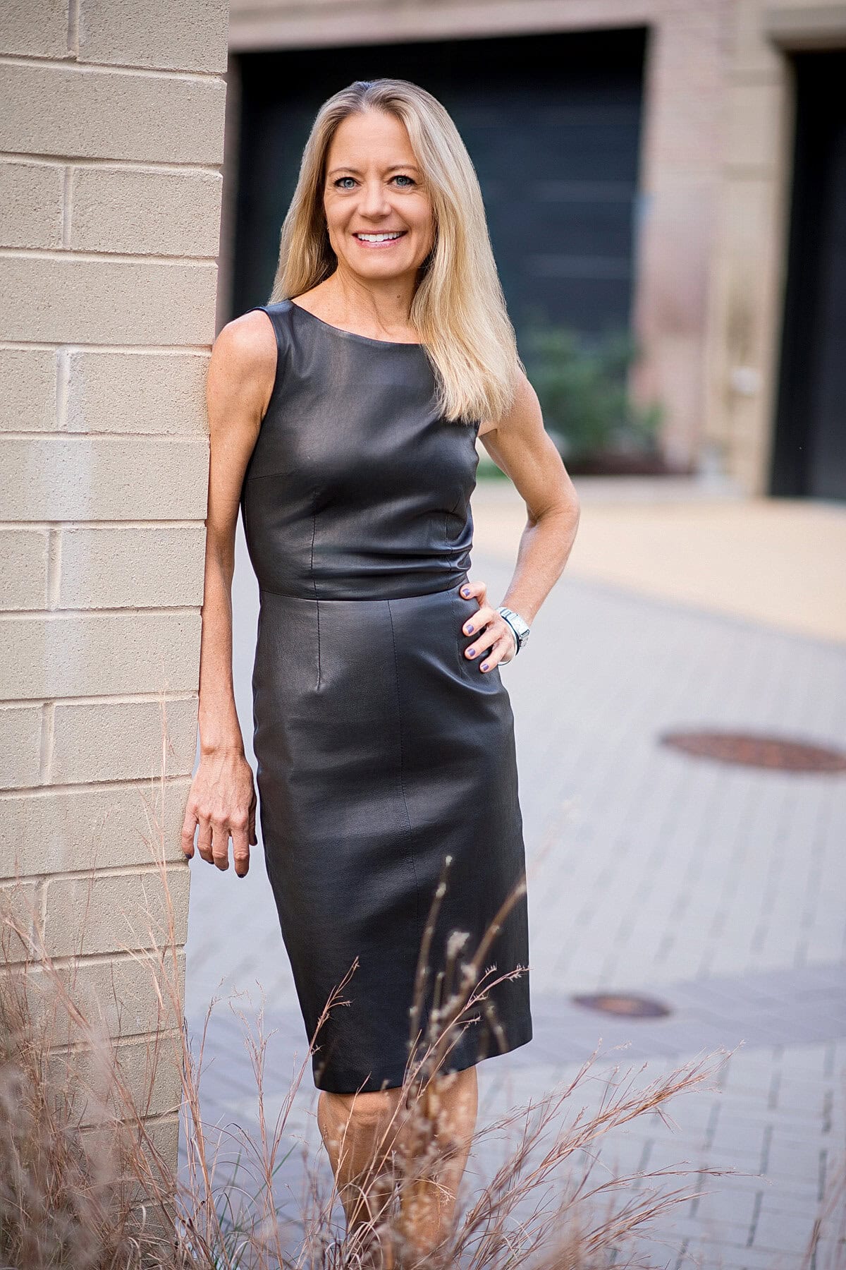 Three-quarter body dating photo